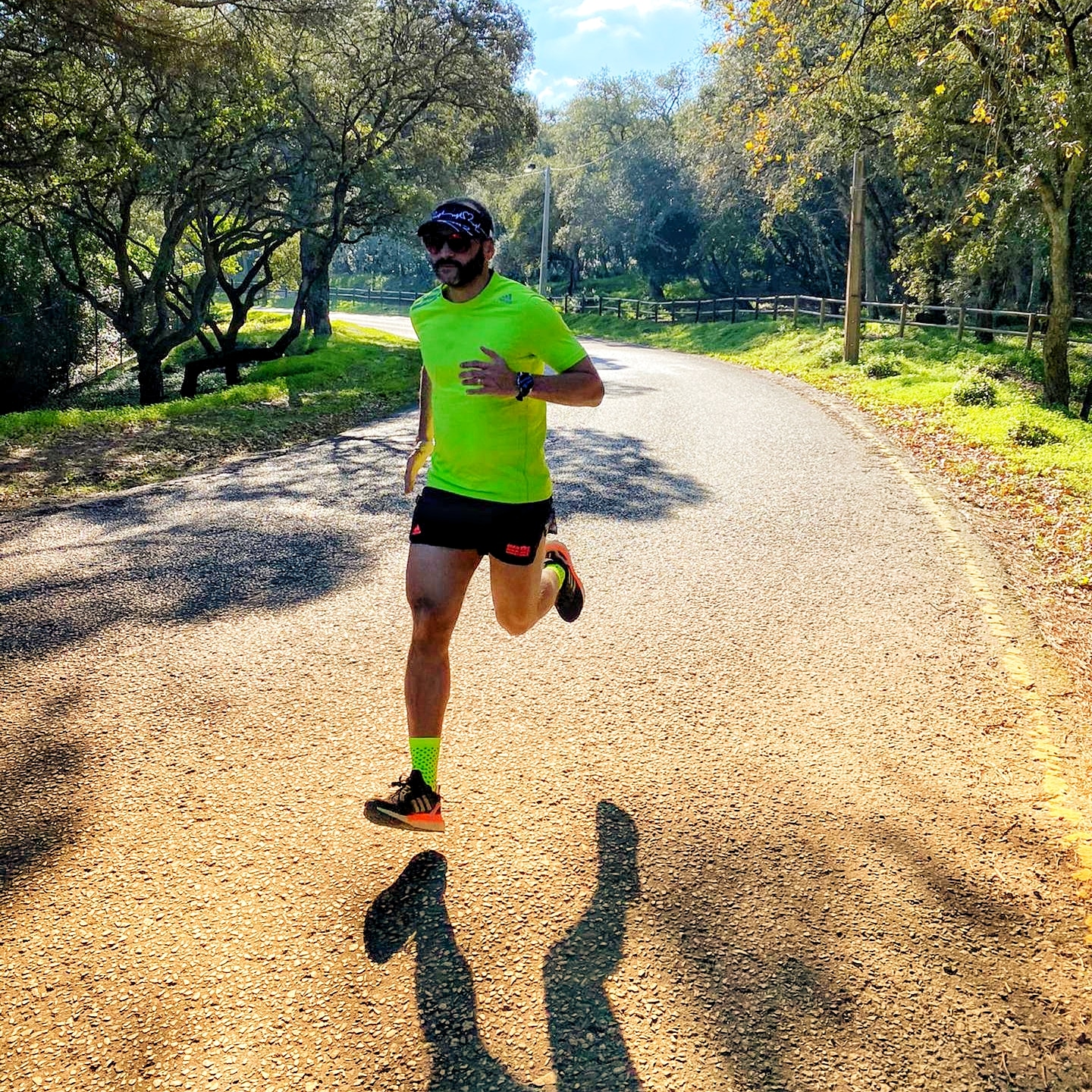 Bruno Claro a correr ao ar livre, com camisola verde.