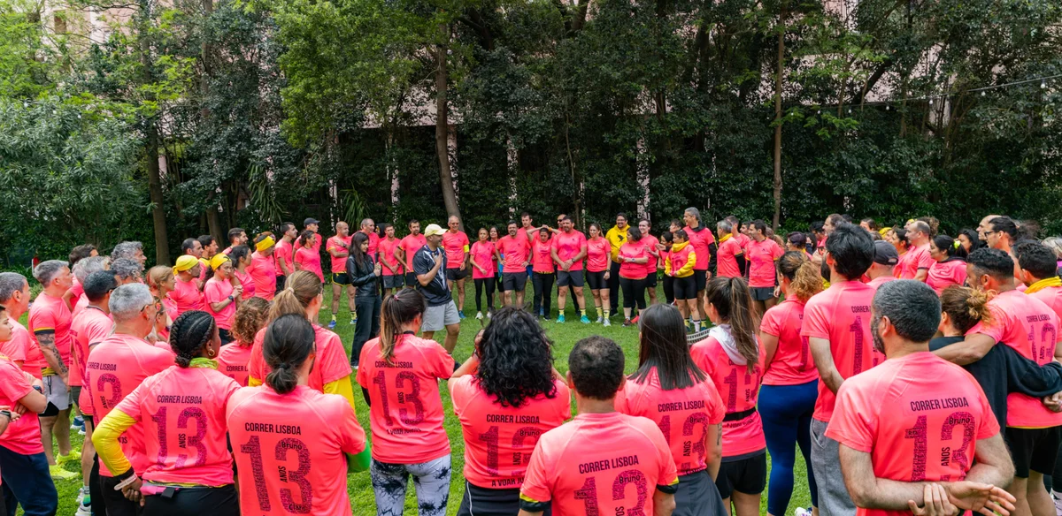 Encontro do Correr Lisboa em Monsanto, com orientação ao grupo antes do treino.